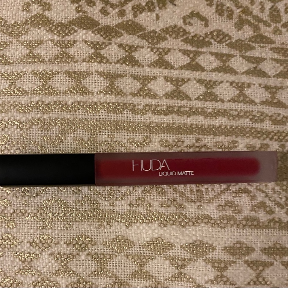 HUDA BEAUTY LIQUID LIPSTICK